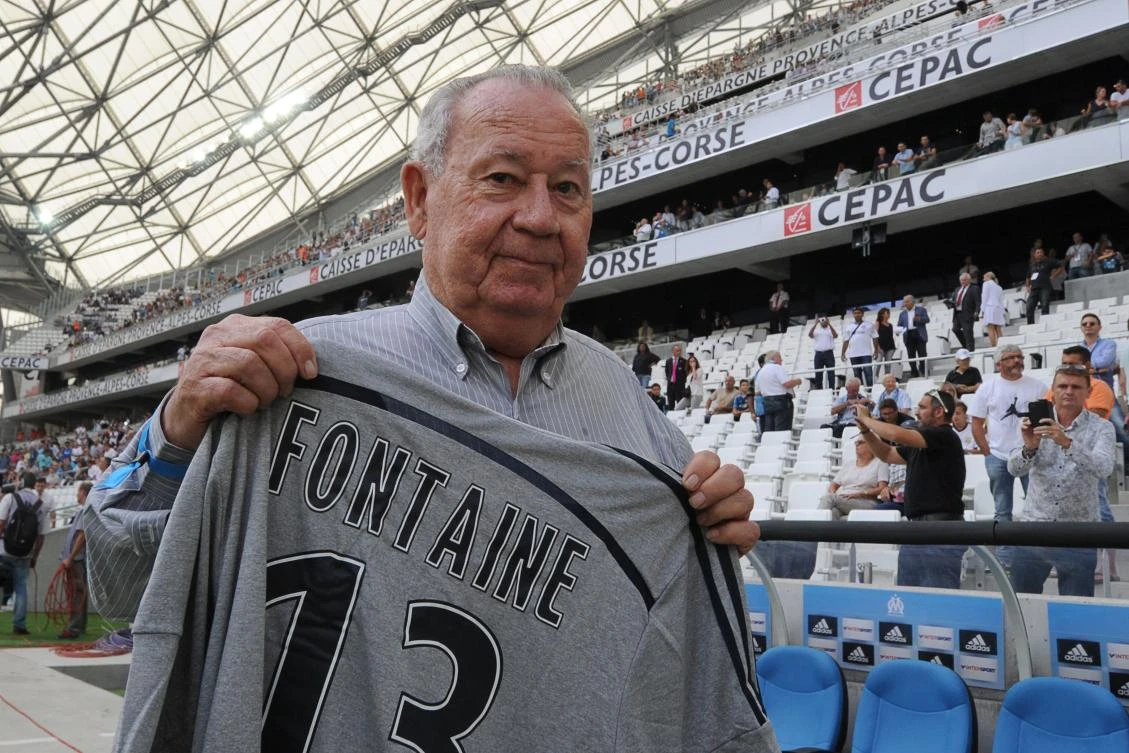 Former French football player Just Fontaine shows his jersey before the start of the French L1 football match Olympique de Marseille (OM) versus Toulouse at the Velodrome stadium in Marseille, on Oct. 19, 2014. (AFP)