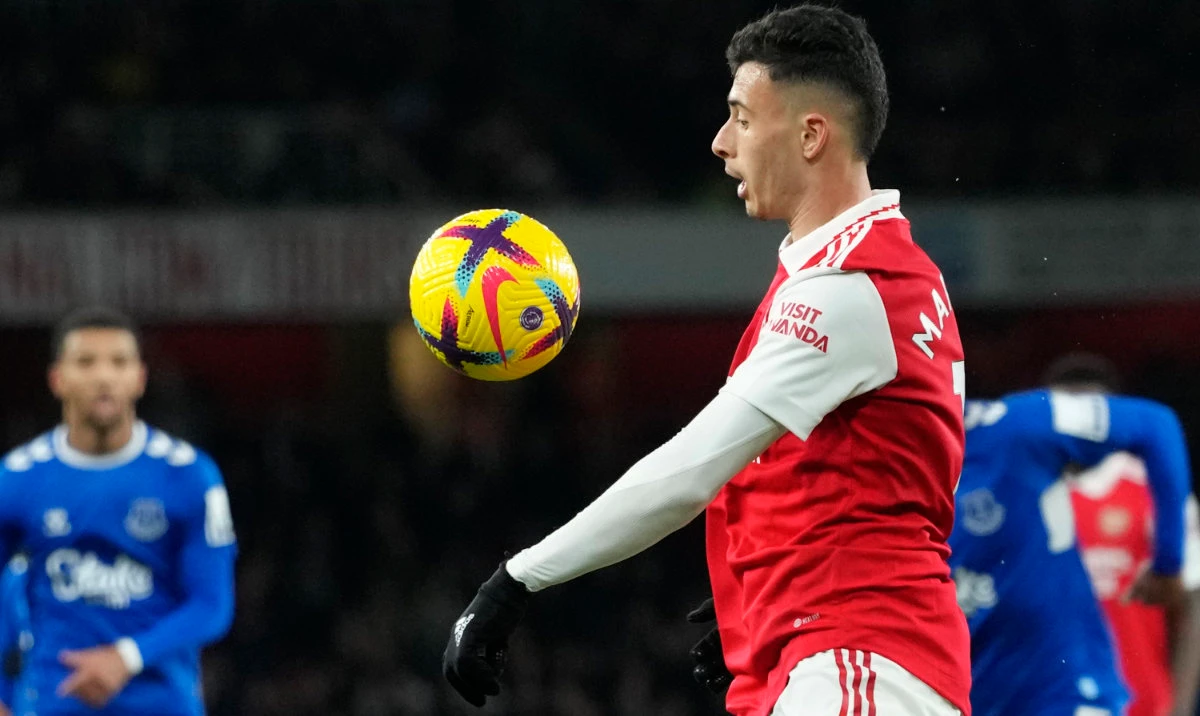 Arsenal's Gabriel Martinelli controls the ball during the English Premier League soccer match between Arsenal and Everton at the Emirates stadium in London, Wednesday, March 1, 2023. (AP)