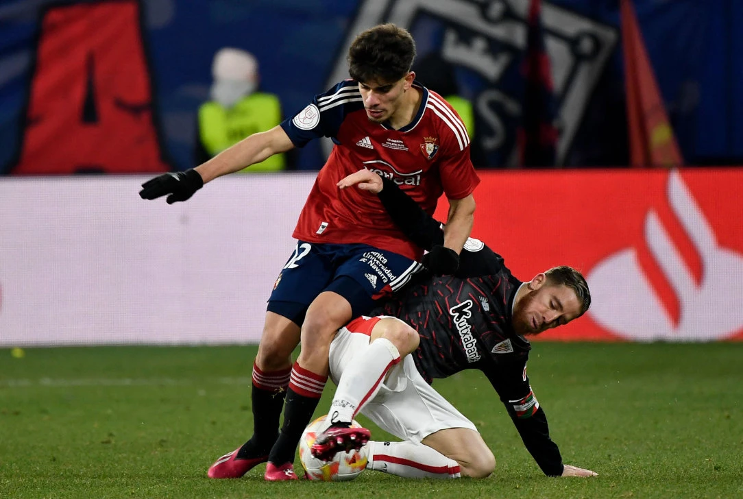 Osasuna's Moroccan forward Ez Abde (L) vies with Athletic Bilbao's Spanish forward Iker Muniain during their Copa del Rey (King's Cup) semifinal first Leg match at El Sadar stadium in Pamplona on Wednesday. (AFP)