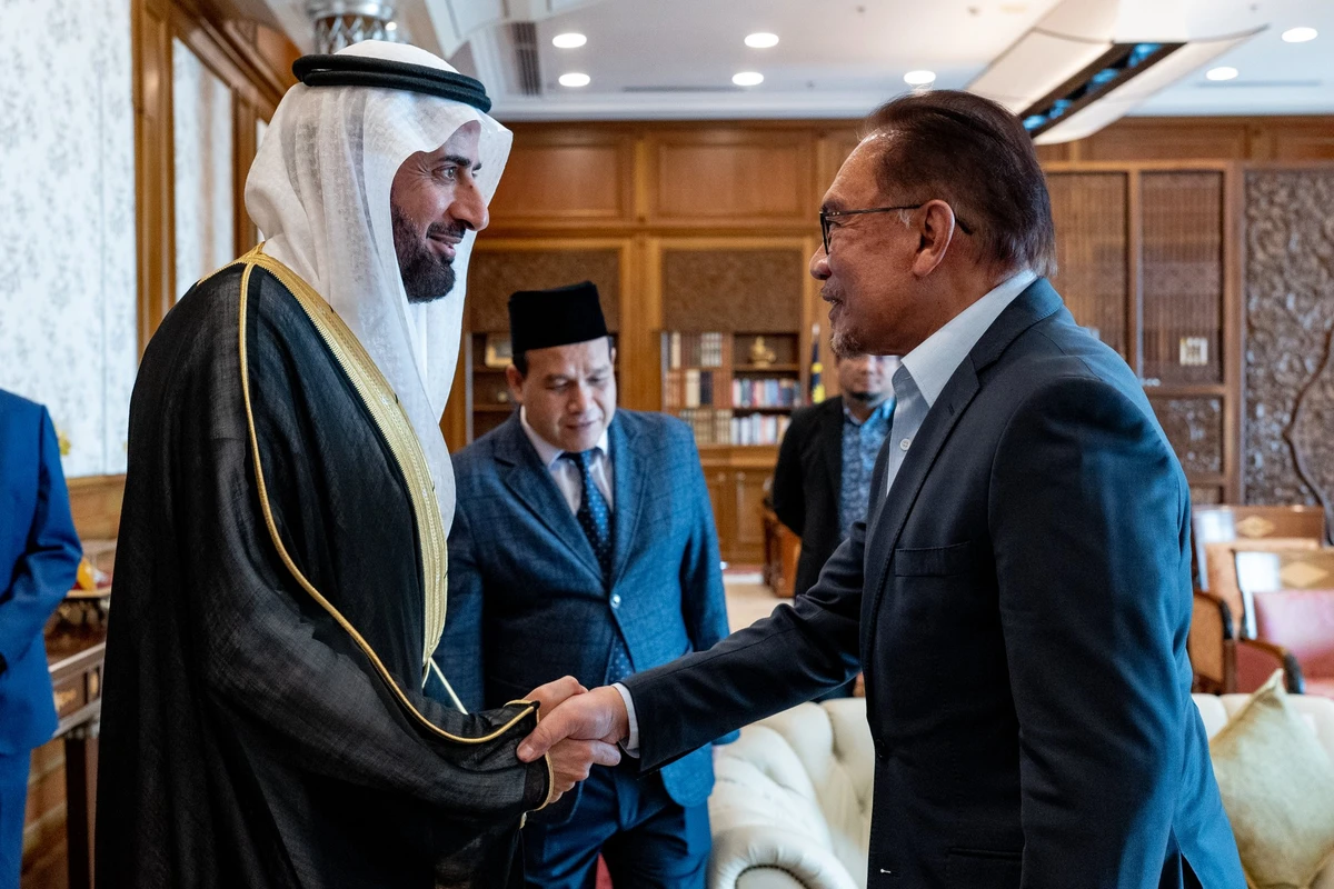 Saudi Arabia’s Hajj and Umrah Minister Tawfiq Al-Rabiah meets Malaysian Prime Minister Anwar Ibrahim in Kuala Lumpur on Feb. 28, 2023. (Malaysia PM office)