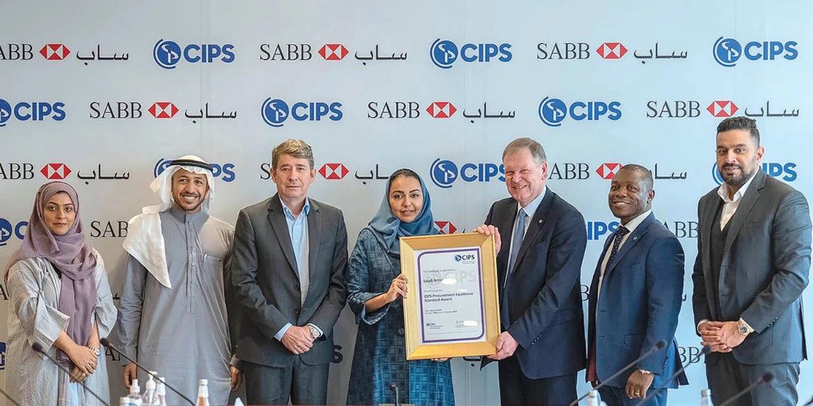 Senior officials of SABB receive the Procurement Excellence Program Award.