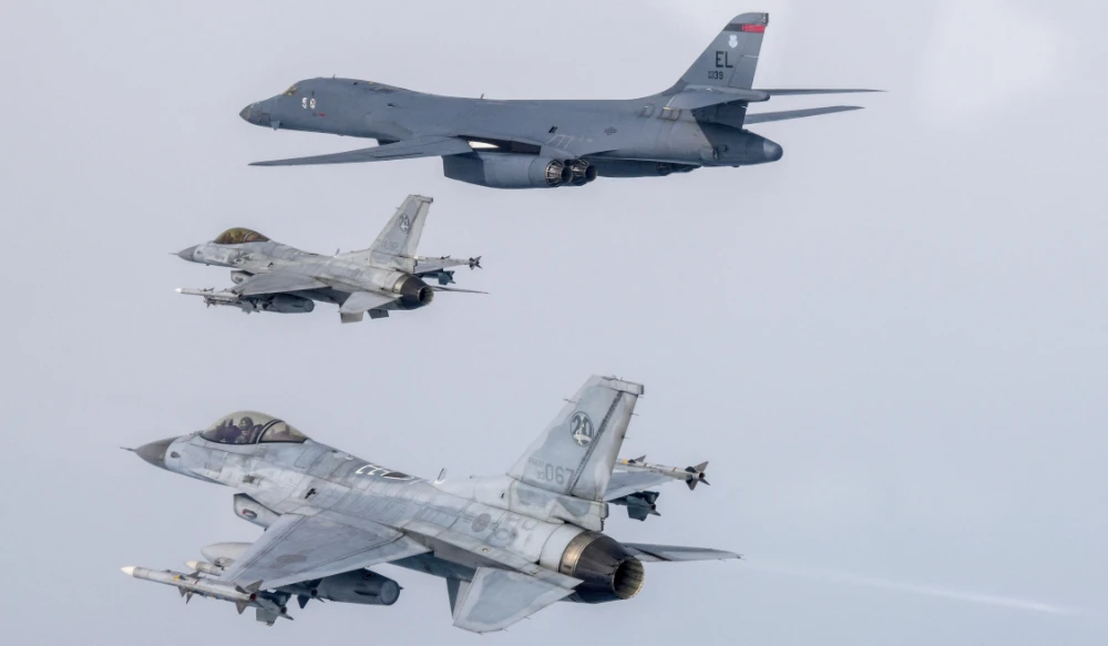 A U.S. Air Force B-1B bomber (top) and South Korean KF-16 fighter jets take part in a joint air drill in South Korea, March 3, 2023. (REUTERS)