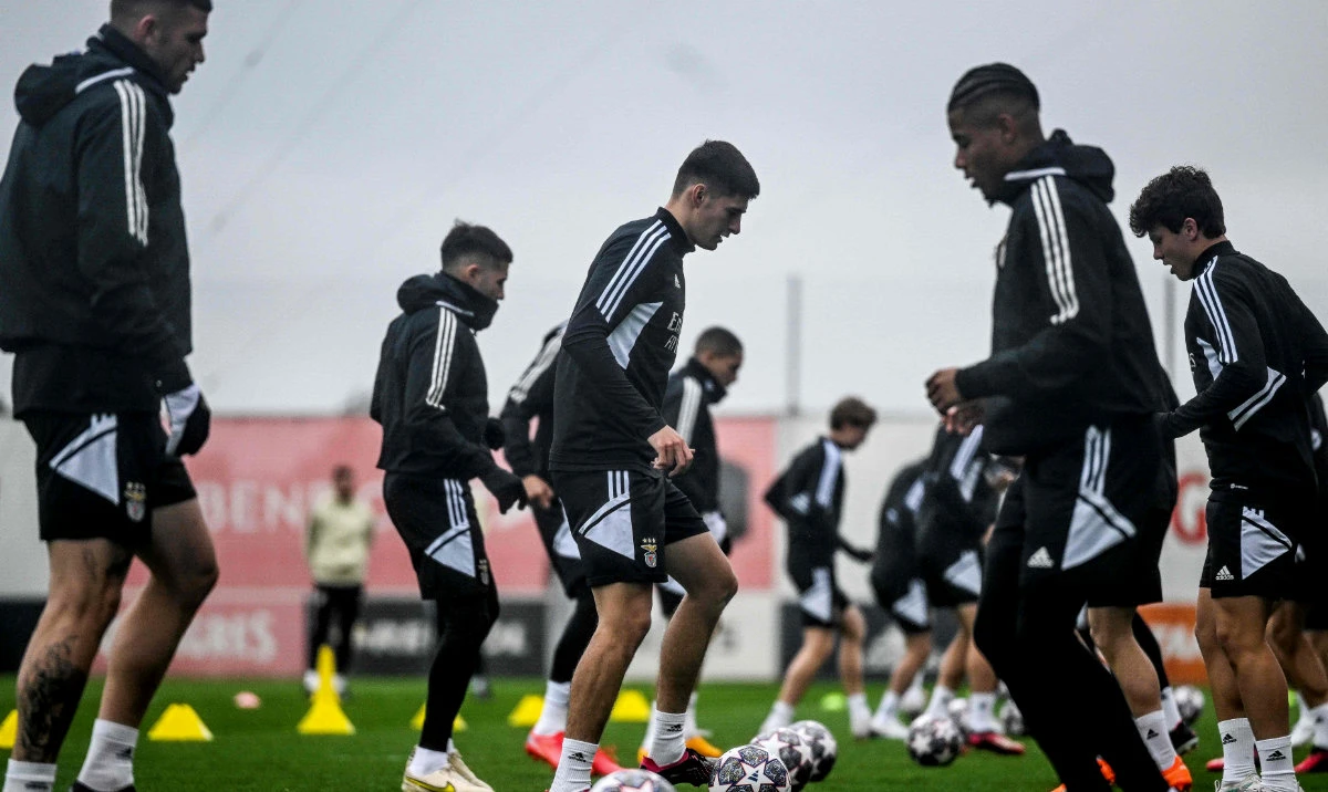 Benfica's Portuguese defender Antonio Silva (C) and teammates during a training session at Benfica Campus training camp in Seixal, outskirts of Lisbon, on Monday on the eve of their UEFA Champions League round of 16 second-leg against Club Brugge. (AFP)