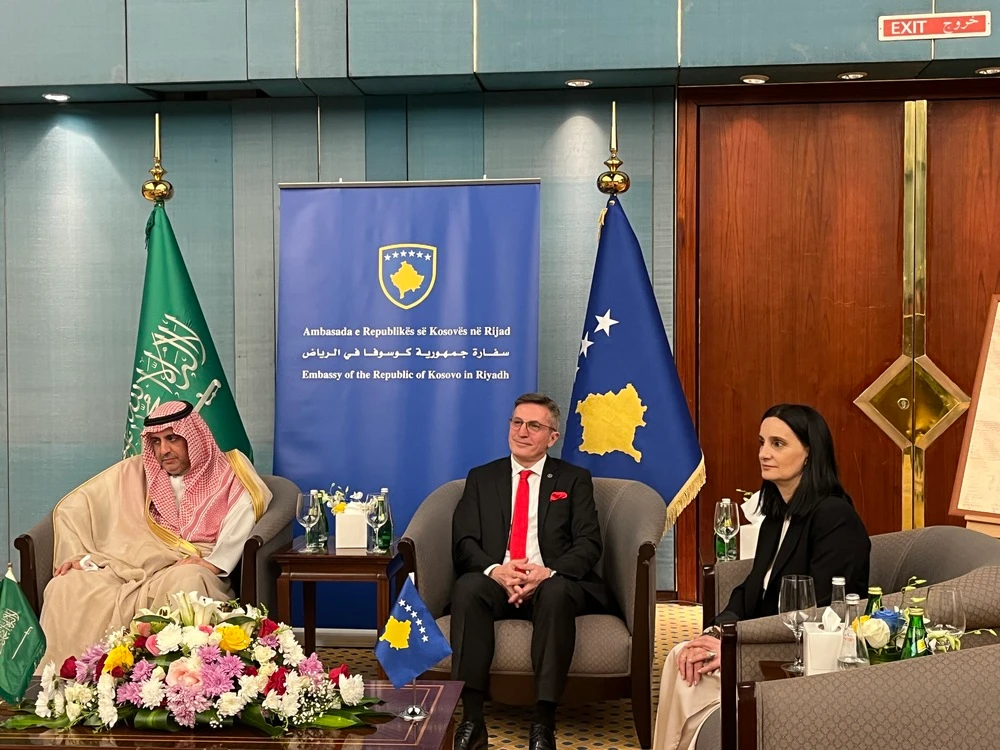 Lulzim Mjeku, Kosovo’s ambassador to Saudi Arabia and his wife Valbona Fetiu Mjeku next to the undersecretary Riyadh Principality Dr. Faisal bin Abdulaziz Al-Sudairy. (AN/Nada Hameed)