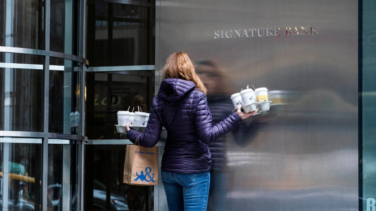 A worker arrives at the Signature Bank headquarters in New York City on March 12, 2023. (REUTERS/Eduardo Munoz)
