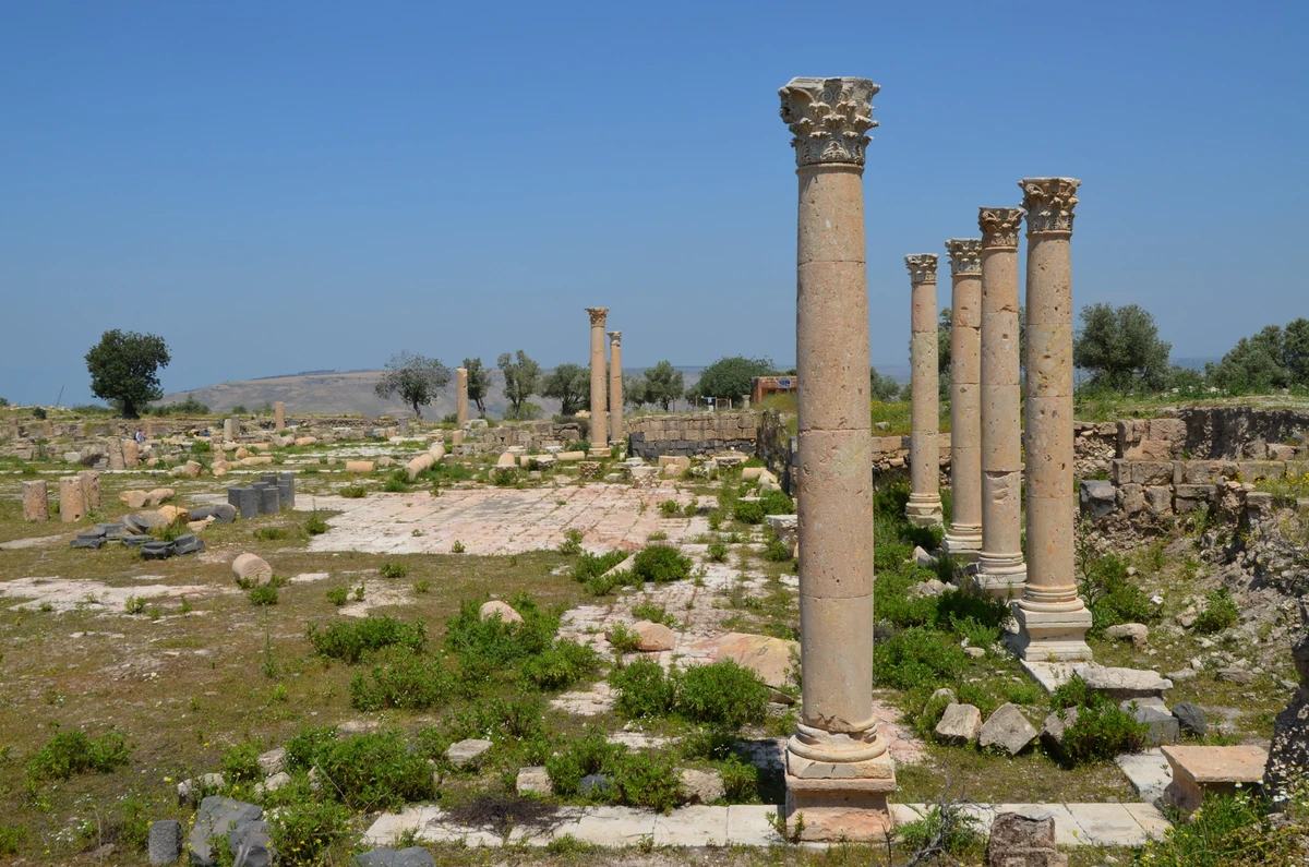 Jordan’s northern town of Umm Qais has been named among the best tourism villages of 2022 by the UN World Tourism Organization. (Twitter/@carolemadge)