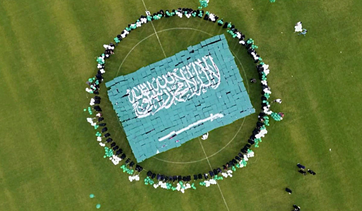 A replica Saudi flag was held by LuLu participants for three hours from start to finish at Khaleej Club.