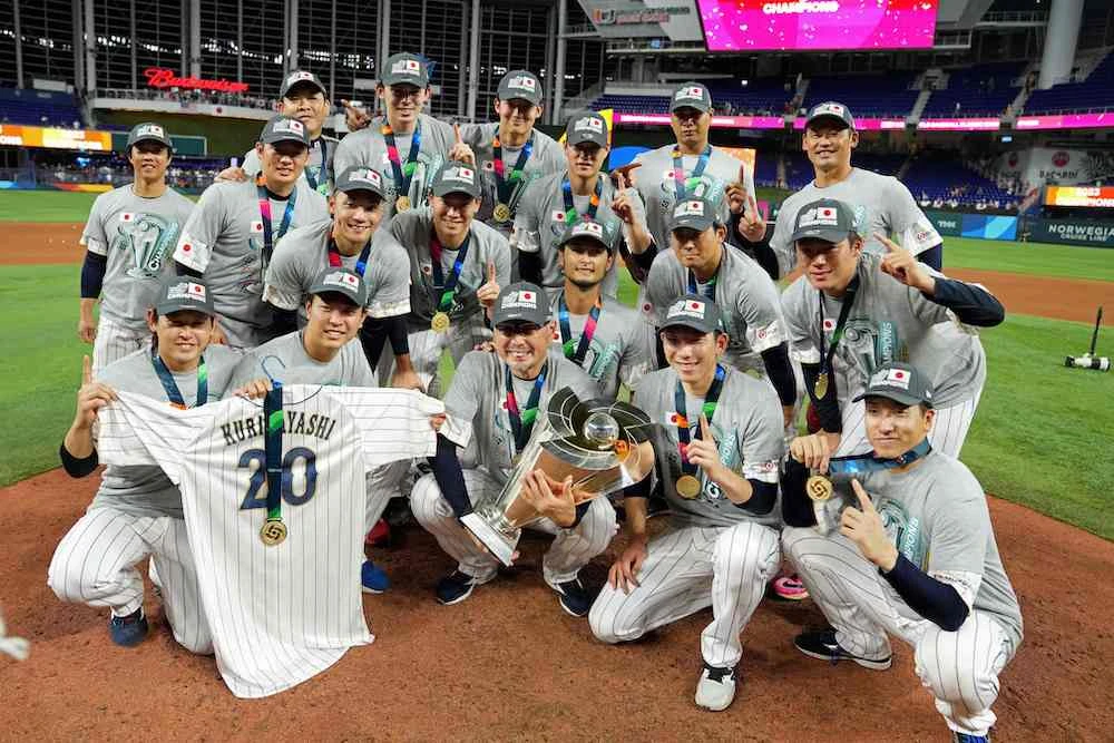 Team Japan poses for a photo after defeating Team USA 3-2 during the World Baseball Classic Championship at loanDepot park on Tuesday in Miami, Florida. (AFP)