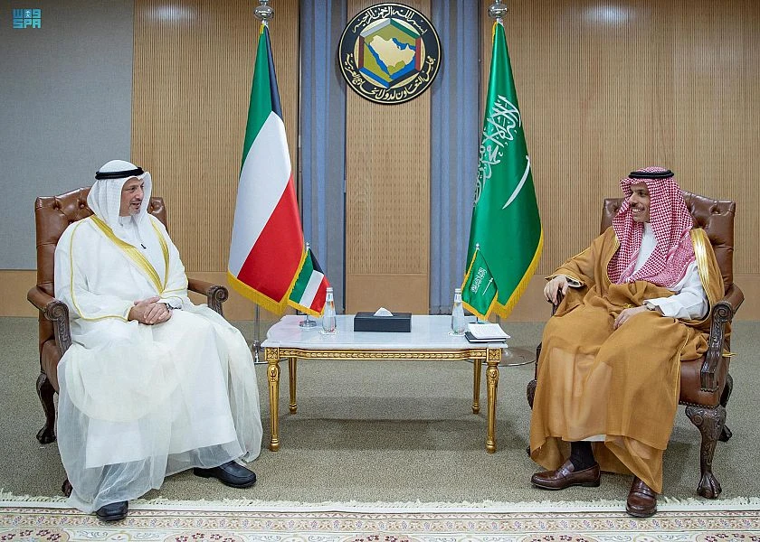 Saudi Foreign Minister Prince Faisal bin Farhan and his Kuwaiti counterpart in Riyadh. (SPA)