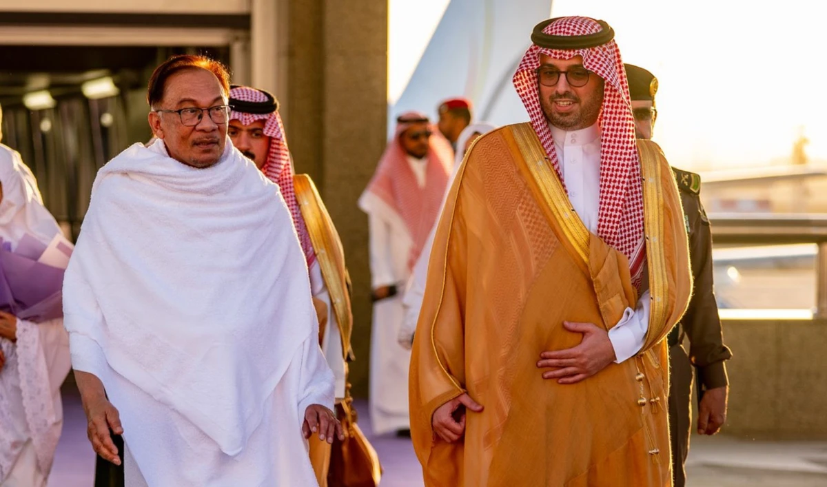 Malaysian Prime Minister Anwar Ibrahim arrives in Jeddah on March 22, 2023. He was received by Jeddah's governor, Prince Saud bin Abdullah. (Prime Minister’s Office of Malaysia)