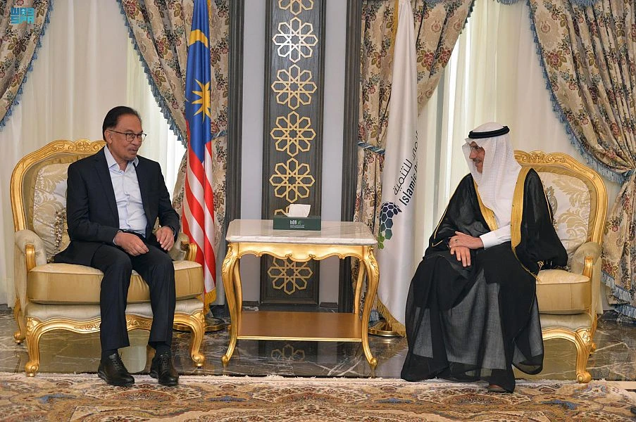IsDB Group President Dr. Mohammed Sulaiman Al-Jasser and Malaysian PM Anwar Ibrahim. (SPA)