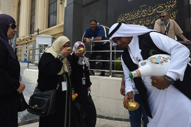 The General Presidency for the Affairs of the Prophet’s Mosque to distribute 2 million Zamzam water bottles to female visitors during Ramadan. (AFP/File)