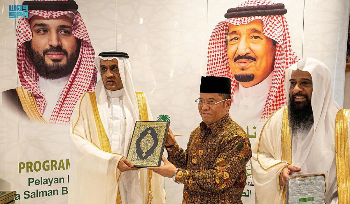 A copy of the Holy Qur'an, boxes of dates, and the Iftar Program are distributed by the Saudi Islamic affairs ministry. (SPA)