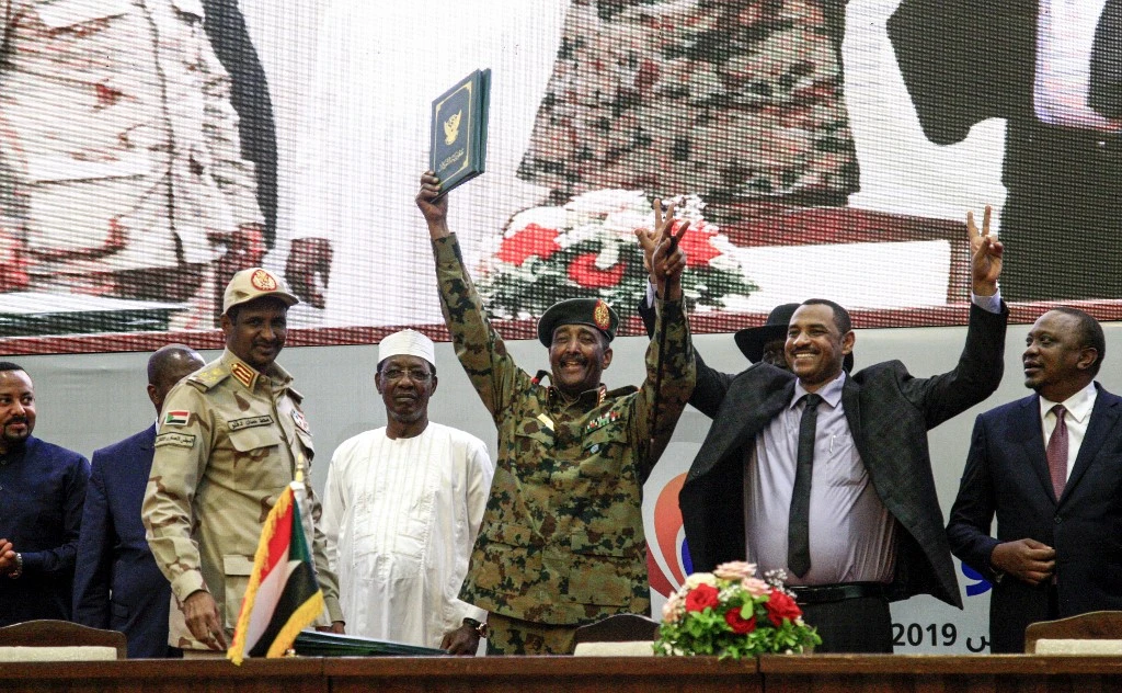 Power jostling between the head of the RSF, Mohamed Hamadan Dagalo, and army chief Abdel Fattah Al-Burhan (C), has been a source of recent tension. (File/AFP)