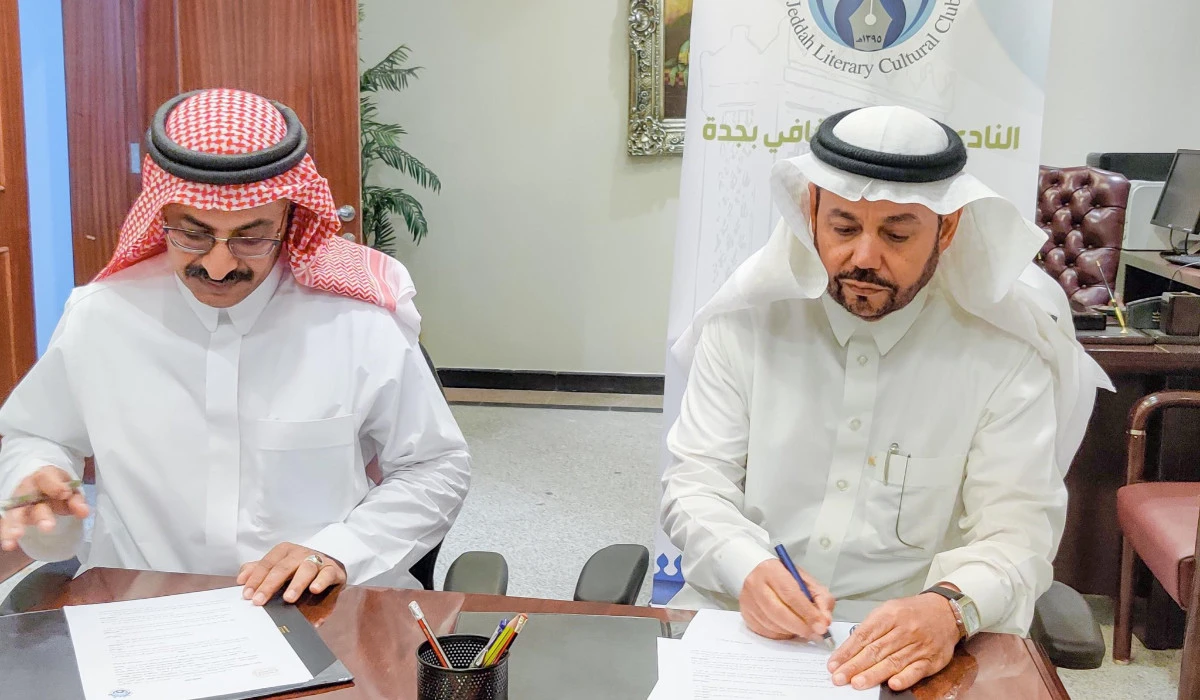 An agreement was signed between Jeddah Literary Cultural Club and Al-Hijaz Cultural House, from right to left, The chairman of the Literary Cultural Club, Abdullah Al-Sulami, and Muhammad Al-Hasani, the manager of the Hijaz Cultural House. (Supplied)