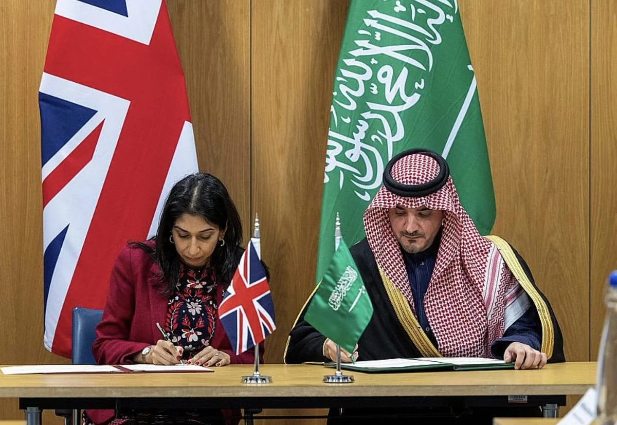 Prince Abdulaziz bin Saud, the Saudi Minister of the Interior, met with the UK Home Secretary Suella Braverman in London on Tuesday. (SPA)