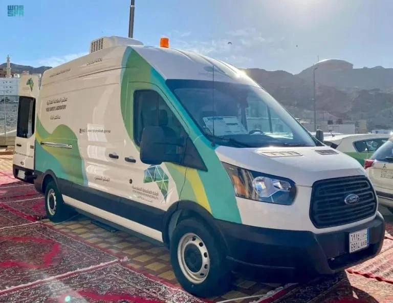 Makkah municipality is operating mobile laboratories near the Grand Mosque to check the food provided to worshippers and pilgrims during Ramadan. (SPA)