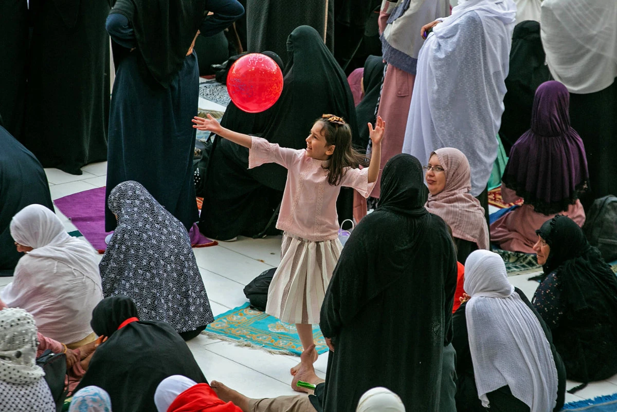 Worshippers pray at the Grand Mosque in Makkah at the conclusion of Ramadan 2022 last year. (AFP file)