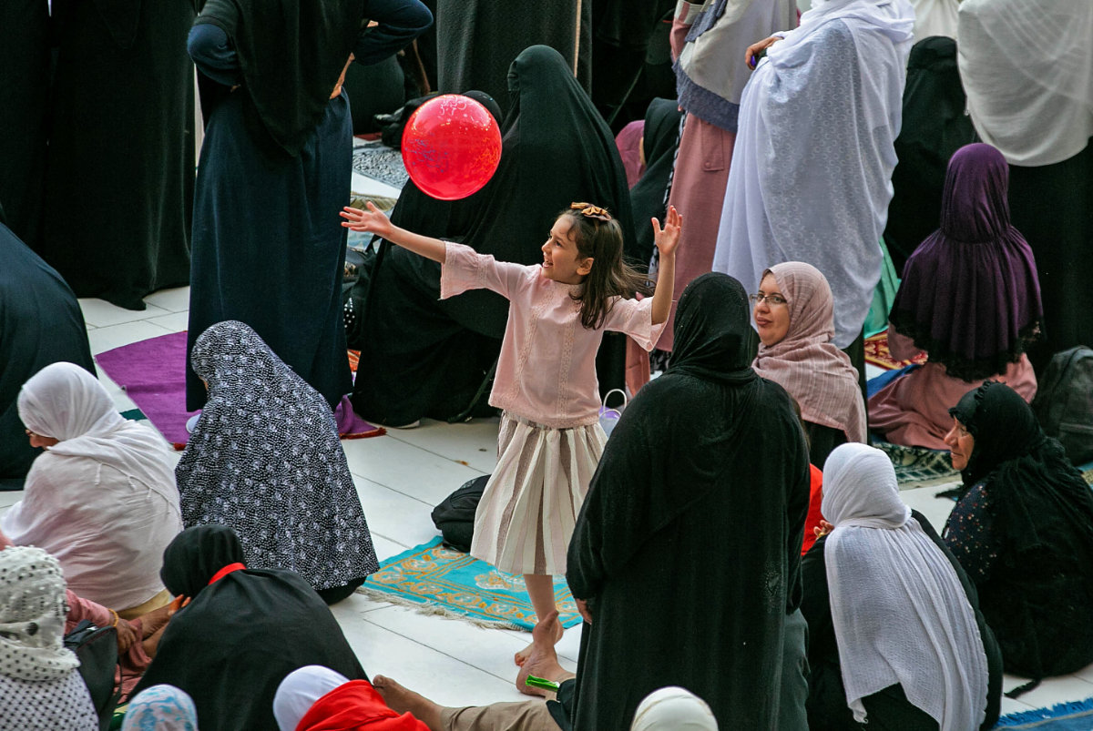 Worshippers pray at the Grand Mosque in Makkah at the conclusion of Ramadan 2022 last year. (AFP file)