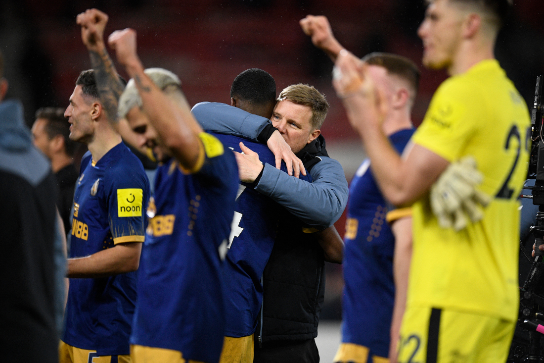 Newcastle United's English head coach Eddie Howe embraces Swedish striker Alexander Isak as Newcastle players celebrate after the English Premier League football match between Nottingham Forest and Newcastle United. (File/AFP)