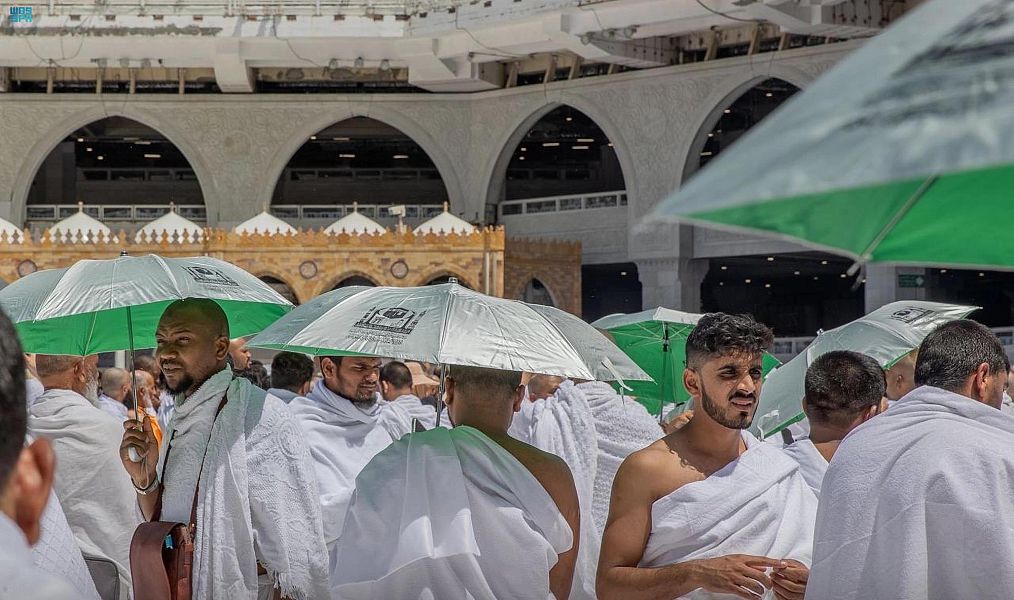The General Presidency of the Grand Mosque and the Prophet’s Mosque launched am initiative to distribute umbrellas to pilgrims to protect them from the sun’s rays. (SPA)