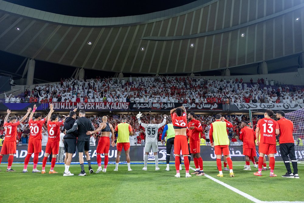 Shabab Al-Ahli’s players salute their fans after the 1-1 draw with Al-Ain. (Twitter: @ShababAlAhli_EN)