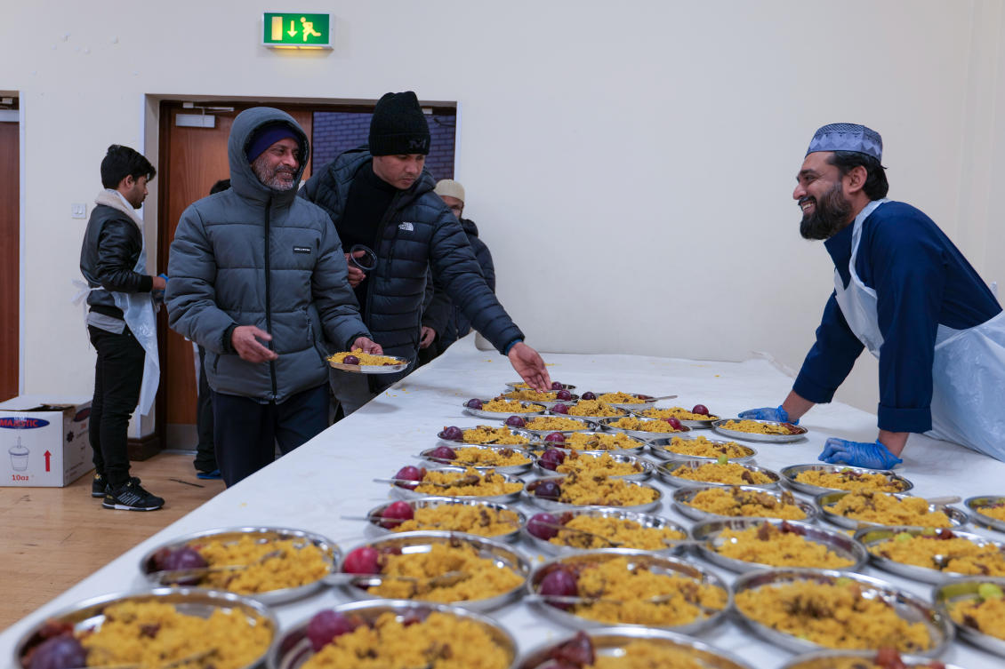 People arrive at the East London Mosque ahead of sunset to break their fasts. (Salman Farsi/East London Mosque)