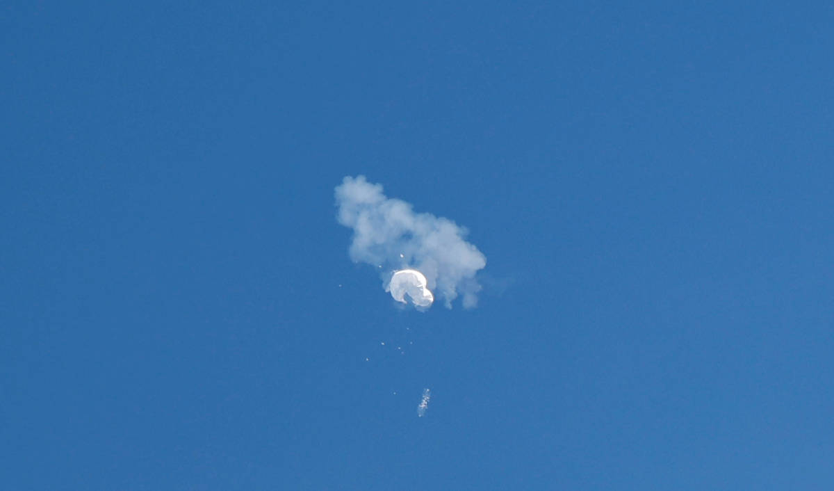 The suspected Chinese spy balloon drifts to the ocean after being shot down off the coast in Surfside Beach, South Carolina, US February 4, 2023. (REUTERS)