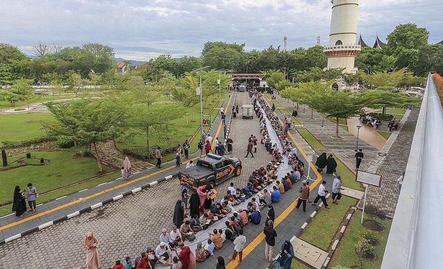The iftar table, in Padang, was 1,200 meters in length and catered to more than 8,000 Indonesian citizens. (SPA)