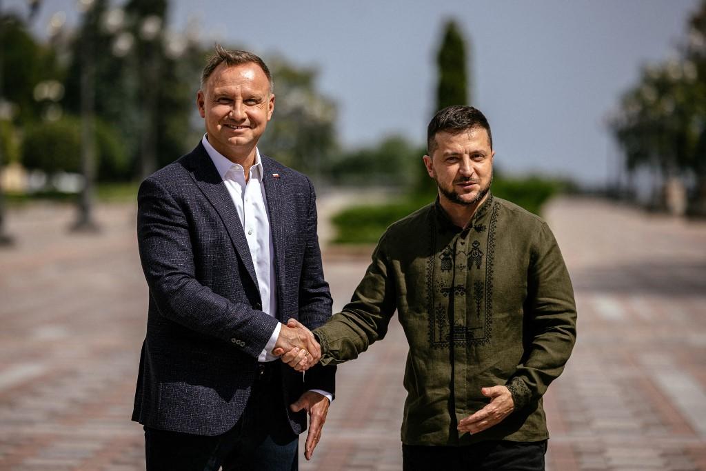 This file photo taken on August 23, 2022 shows Ukraine's President Volodymyr Zelensky (R) and Poland's President Andrzej Duda (L) shaking hands (AFP)