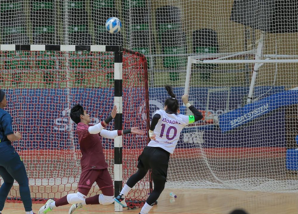 Action from the match between Al-Nassr and Najmat Jeddah at the Women’s Futsal Tournament. (Twitter: @saff_wfd)