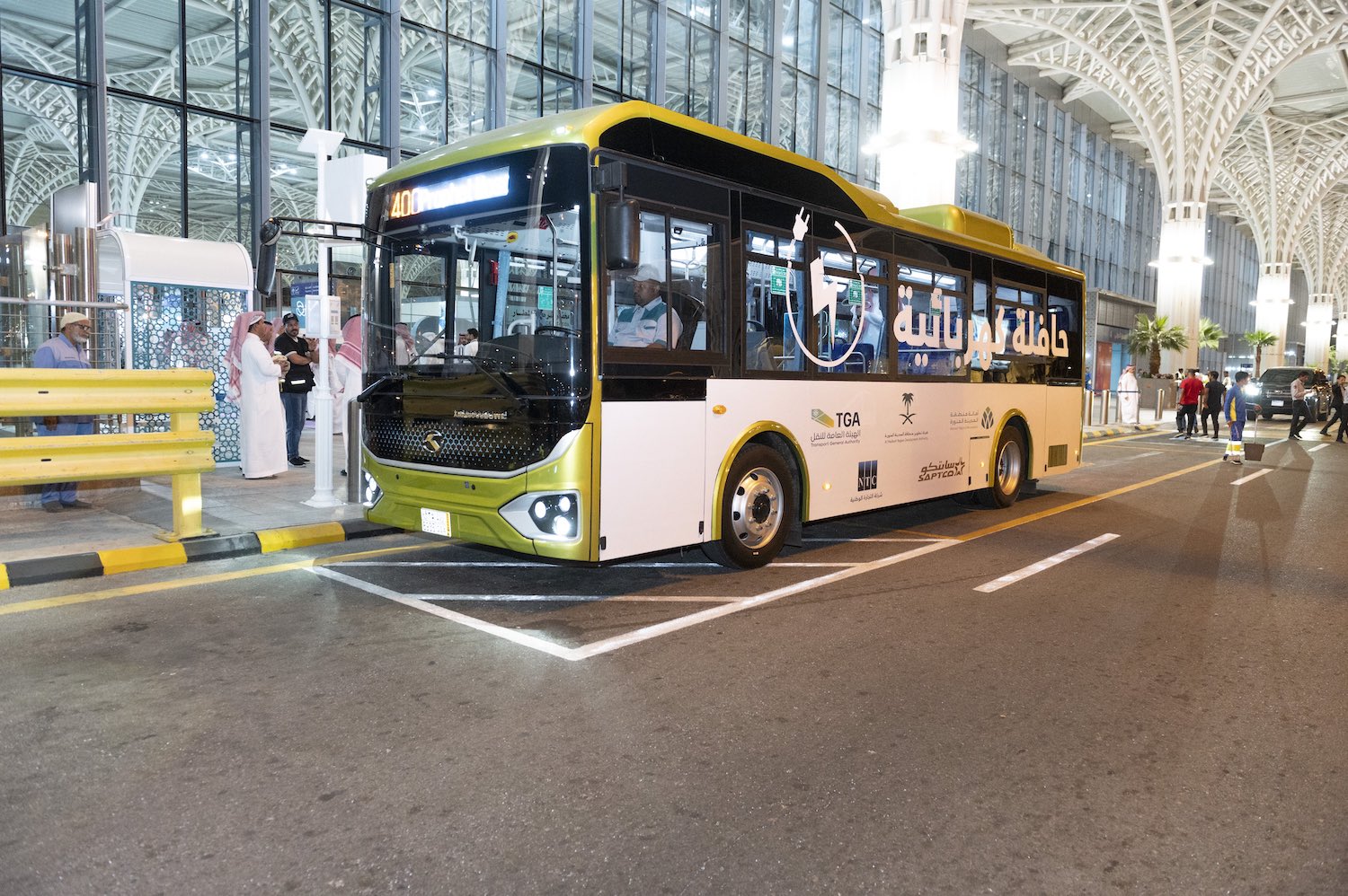 A new electric bus service connecting Madinah airport and the Prophet’s Mosque has been inaugurated. (@MadinaAuthority)