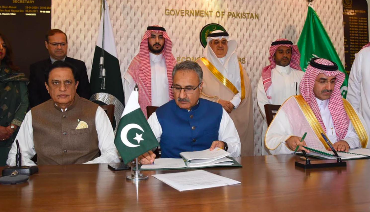 Saudi Fund for Development CEO Sultan Abdulrahman Al-Marshad, right, and Pakistan's Secretary Ministry of Economic Affairs Dr. Kazim Niaz, center, sign agreement on loan for Mohmand Dam project, in Islamabad on April 7, 2023. (APP)