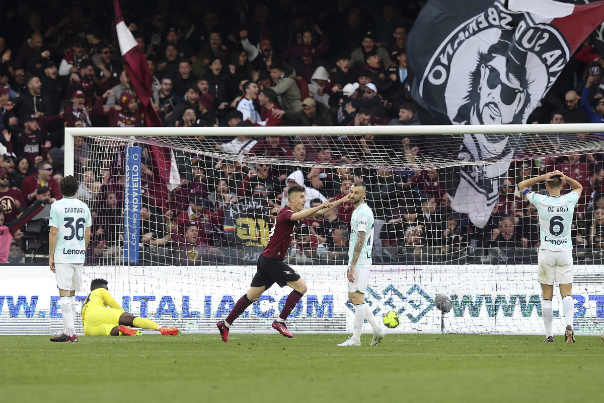 Salernitana's Antonio Candreva celebrates after scoring his side's equalizer at the end of the Italian Serie A soccer match between Salernitana and Inter Milan at the Arechi stadium in Salerno, Italy on April 7, 2023. (AP)