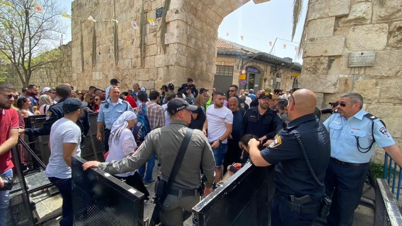 Israeli Police restrict Christians’ arrival at a church in the Old City of Jerusalem during Easter 2022. (Supplied)