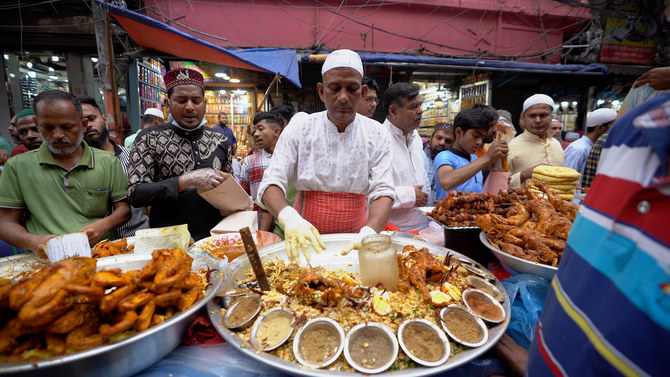 A food vendor sells boro baper polay khay, a signature Ramadan staple, in the old town of Dhaka, Bangladesh, April 1, 2023. (AN Photo)