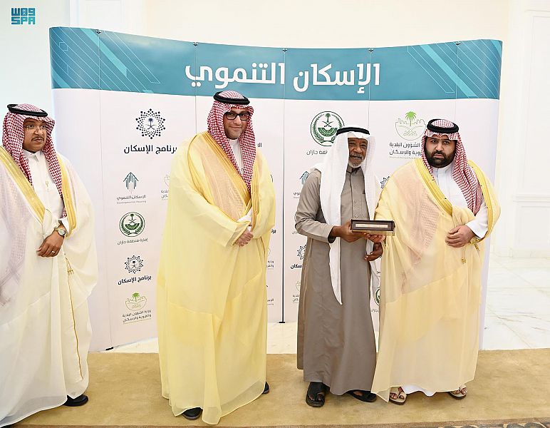 Prince Mohammed bin Abdulaziz (R), deputy governor of Jazan region, handed over more than 600 housing units for the most needy families in the region. (SPA)