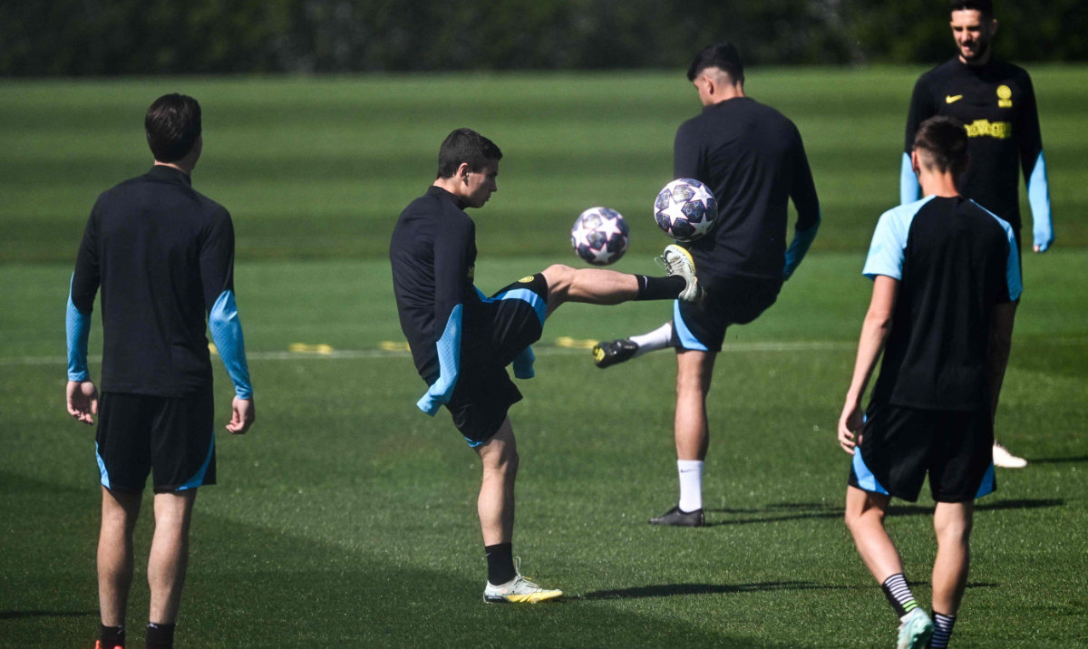 Inter Milan's players take part in a training session at Luz stadium in Lisbon, on April 10, 2023, ahead of the UEFA Champions League round of 8 first-leg football match against Benfica. (AFP)