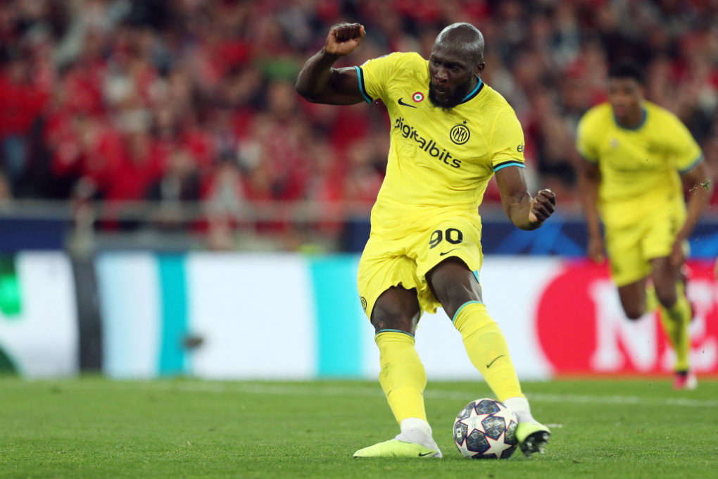 Inter Milan's Belgian forward Romelu Lukaku scores his team's second goal from the penalty spot during the UEFA Champions League quarterfinal first leg against Benfica at the Luz stadium in Lisbon on Tuesday. (AFP)