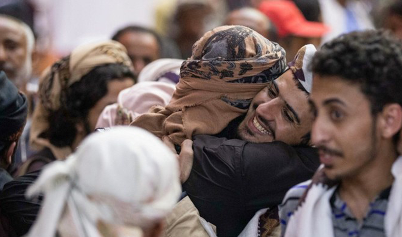 Yemenis greet their freed relatives during a prisoner exchange, Taiz, Yemen, Sept. 29, 2021. (AFP/FILE)
