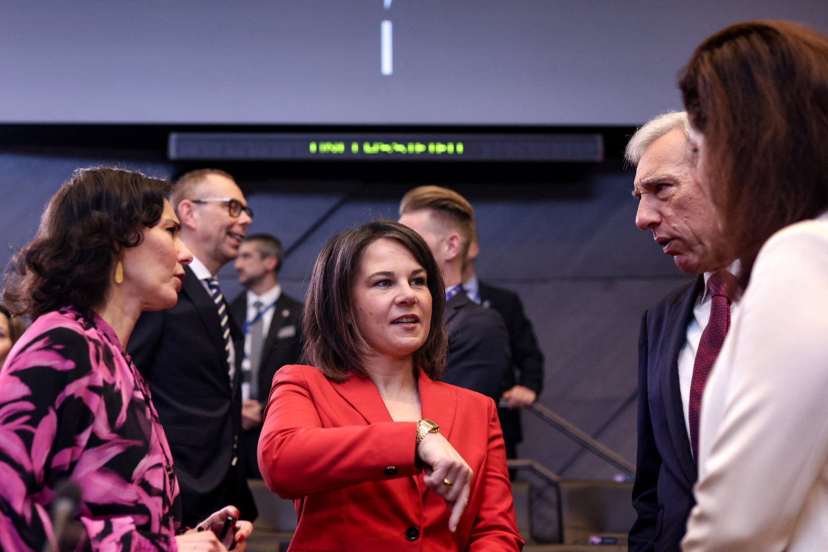 German Foreign Minister Annalena Baerbock (center) meeting with counterparts in the European Union during NATO round table meeting in Brussels on April 5, 2023. (AFP file)
