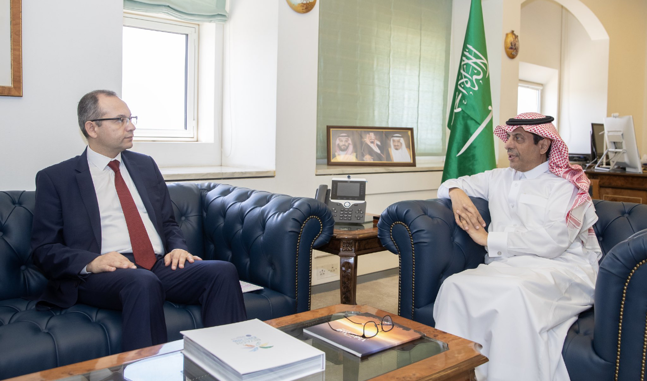 The officials discussed bilateral relations and developments of common interest. (MOFA)