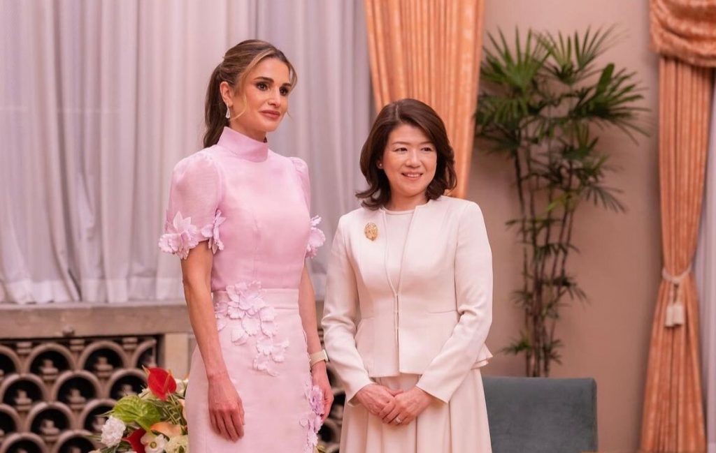 They discussed sightseeing spots in the two countries, as well as children’s education, which is one of their common interests. (MOFA)