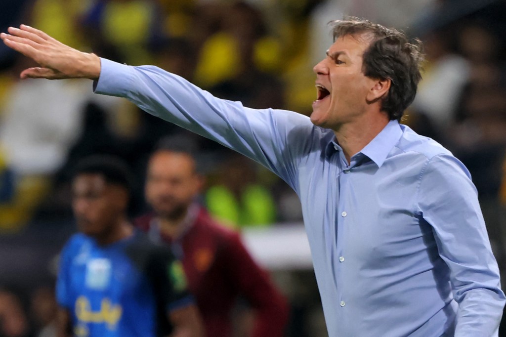 Al-Nassr’s former French coach Rudi Garcia directs his players during a King Cup quarter-final football match at Mrsool Park Stadium in Riyadh. (File/AFP)