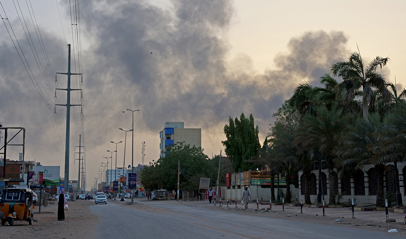 Smoke billows above residential buildings in east Khartoum on April 16, 2023, as fighting in Sudan raged for a second day in battles between rival generals. (Photo courtesy: AFP)