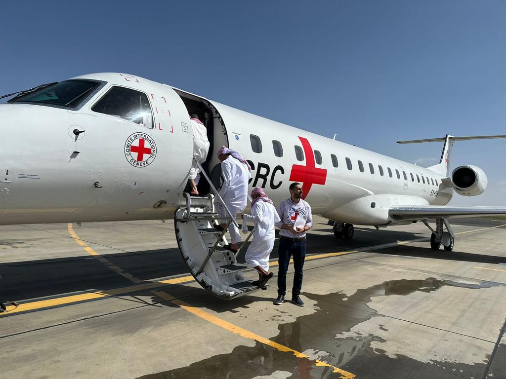 Fomer detainees board an ICRC aircraft bound for Yemen. (Twitter: @ICRC_ye)