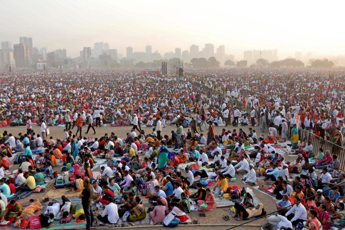 In this photograph taken on April 16, 2023, people gather to attend an award ceremony on the outskirts of Mumbai. Heatstroke killed 11 people in India after an estimated million spectators waited for hours in the sun at a government-sponsored awards ceremony, officials said as early summer temperatures soared. (Photo by AFP)