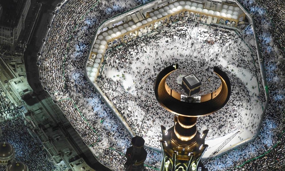 Muslim pilgrims perform Umrah at the Grand Mosque during the holy month of Ramadan, in the holy city of Makkah, Saudi Arabia, April 16, 2023. (Reuters)