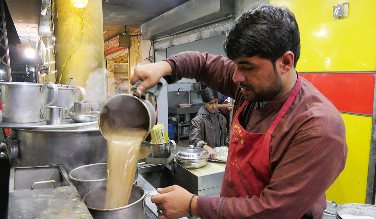 In southwestern Pakistan, piping hot tea fuels late night Ramadan hangouts