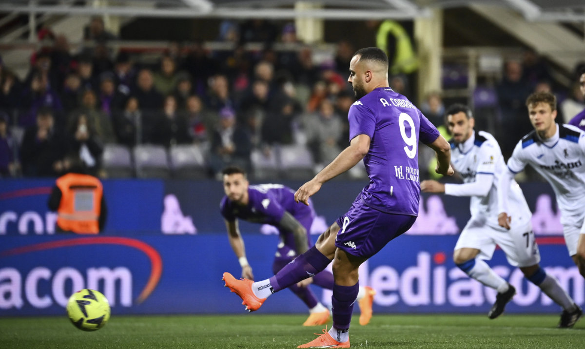 Fiorentina's Arthur Cabral, foreground, scores a penalty to equalize 1-1 during the Serie A soccer match between ACF Fiorentina and Atalanta BC at the Artemio Franchi stadium in Florence, Italy, Monday April 17, 2023. (AP)